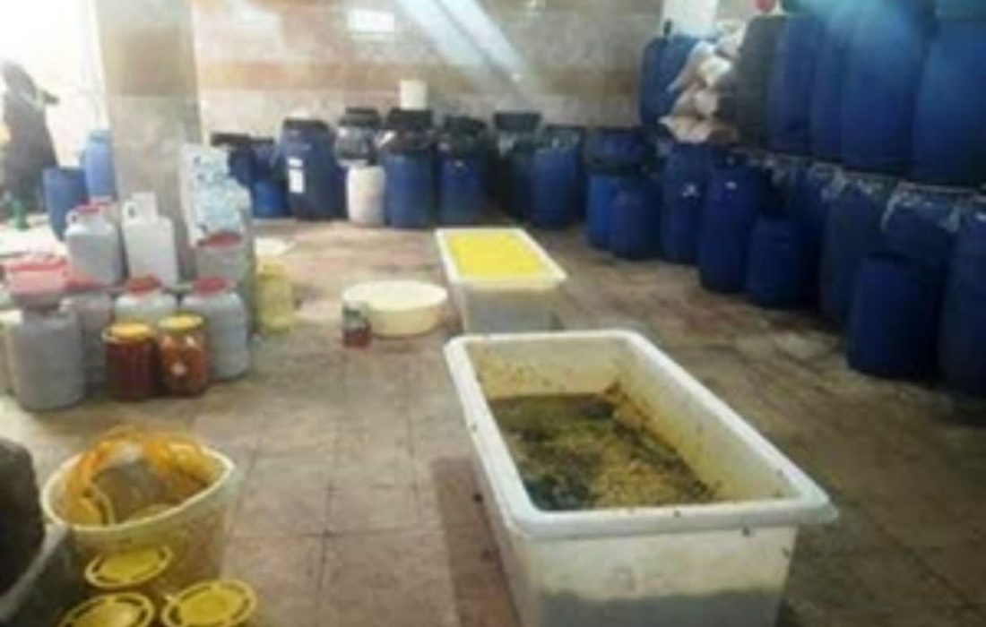 پلمپ کارگاه تولید ترشیجات غیربهداشتی در پاکدشت؛ کشف بیش از ۲۳ هزار لیتر مواد فاسد